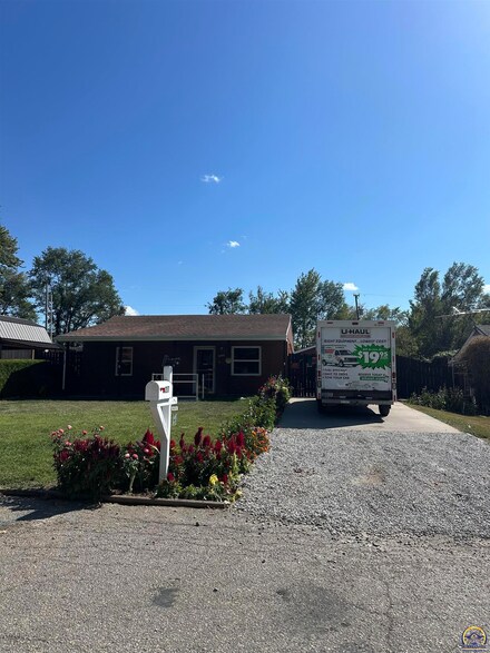 217 SW Sanneman Dr, Topeka, KS 66609
