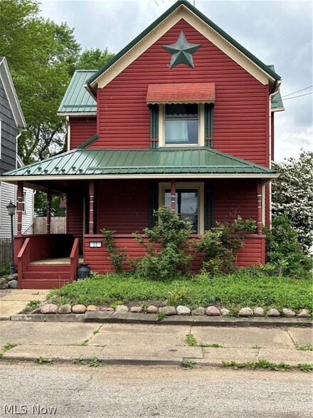52 15th St NW, Barberton, OH 44203