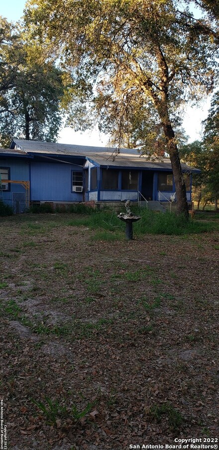 338 Flores Oaks Dr, Floresville, TX 78114