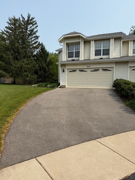 600 Sturnbridge Ln, Schaumburg, IL 60173