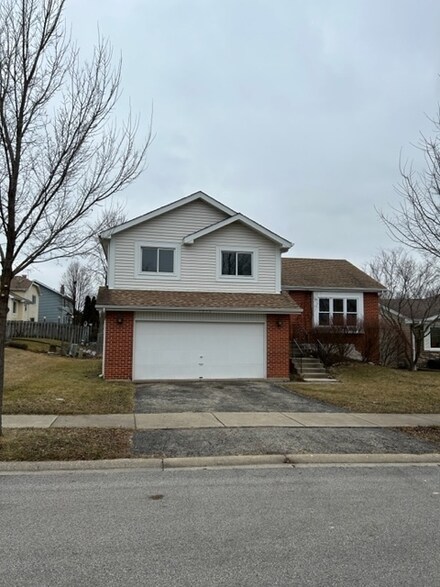 1012 E Meadow Lake Dr, Palatine, IL 60074