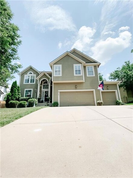 9315 Rosner Dr, Lenexa, KS 66219