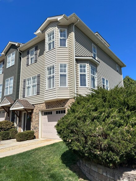 1021 Commonwealth Cir, Forest, VA 24551