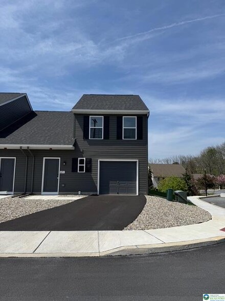 671 Sipos Dr, Northampton, PA 18067
