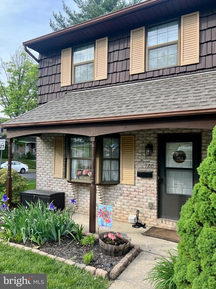120 Popodickon Dr, Boyertown, PA 19512