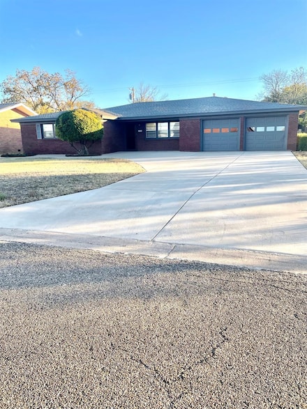 311 3rd St, Olton, TX 79064