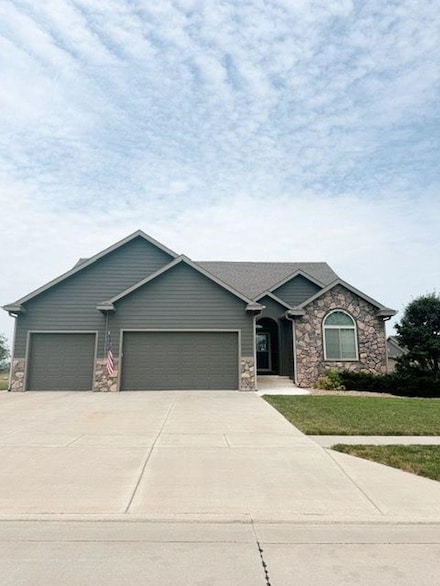 2326 Brookefield Dr, Salina, KS 67401