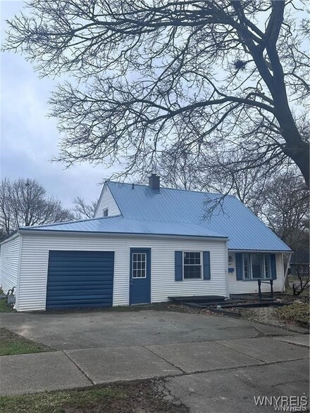 4307 Crescent Dr, Niagara Falls, NY 14305
