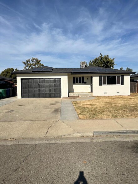 1358 Peach St, Selma, CA 93662