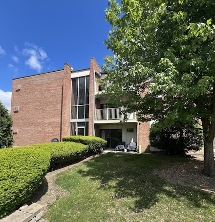300 W Fullerton Ave Unit 102, Addison, IL 60101