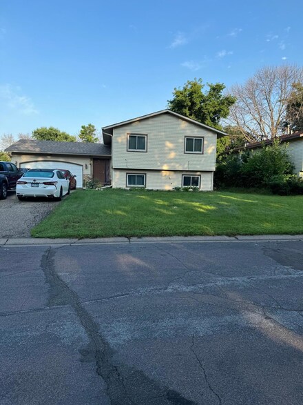 8325 Abbott Ave N, Brooklyn Park, MN 55443