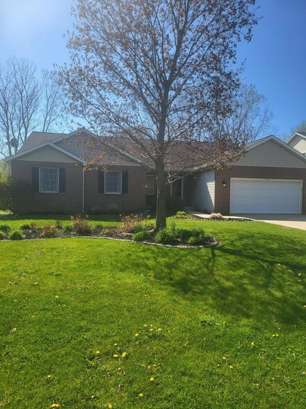 4118 Grandwood Cir, Saint Joseph, MI 49085