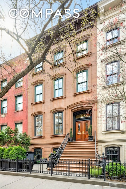 210 E 18th St, New York, NY 10003