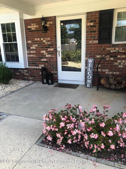 2 Winsted Dr, Howell, NJ 07731