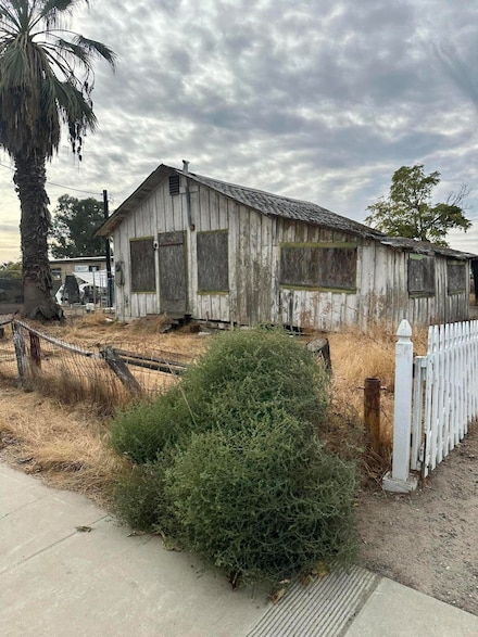 604 S Phillips St, Hanford, CA 93230