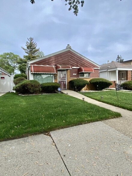 12535 S Laflin St, Calumet Park, IL 60827