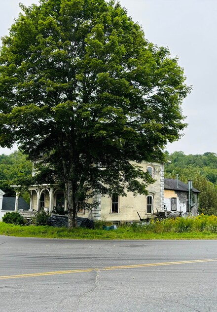 9 Main Rd S, Frankfort, ME 04438