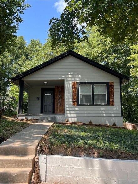 2704 Robinson St, Kansas City, MO 64117