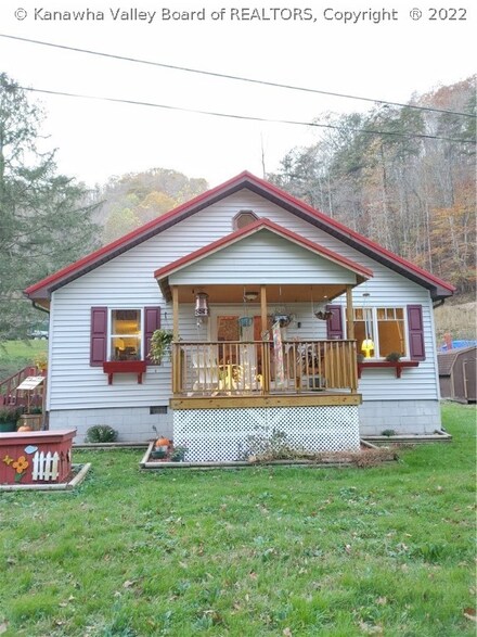 3728 Garretts Fork Rd, Chapmanville, WV 25508