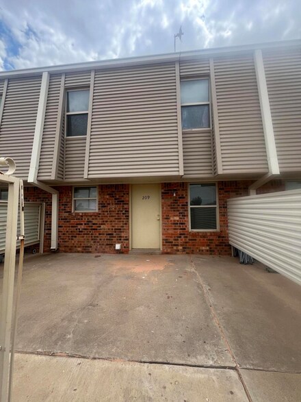 802 Matthew Ave, Sundown, TX 79372