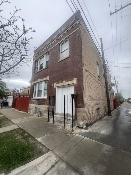 3945 W Augusta Blvd, Chicago, IL 60651