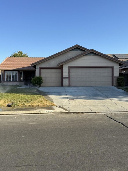 3327 Desert Cloud Ave, Rosamond, CA 93560