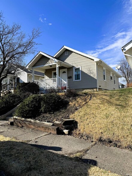 1035 Shore Dr, Fort Wayne, IN 46805
