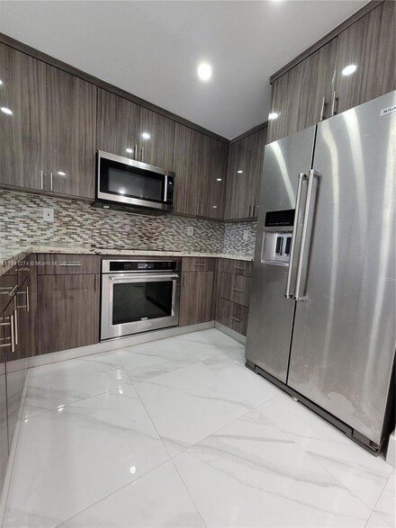 7101 Byron Ave Unit 304, Miami Beach, FL 33141