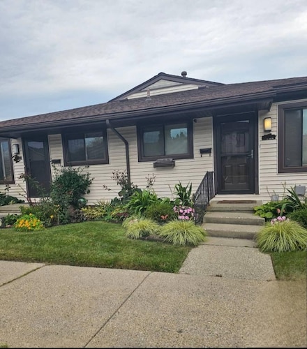 3062 Roundtree Blvd Unit 27, Ypsilanti, MI 48197