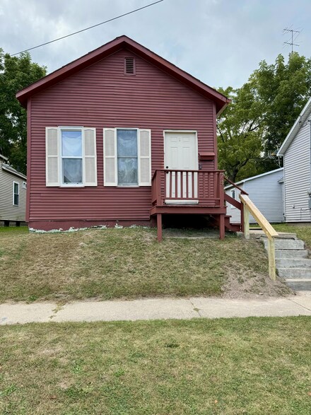 74 Hancock St, Manistee, MI 49660