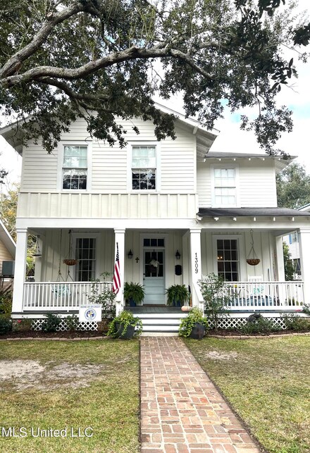 1309 Roosevelt St, Pascagoula, MS 39567
