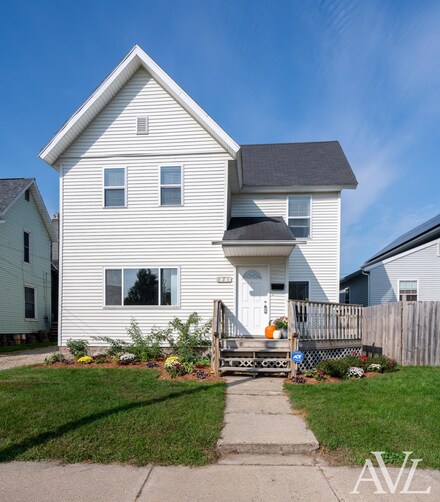 579 Sheldon Ave SE, Grand Rapids, MI 49503