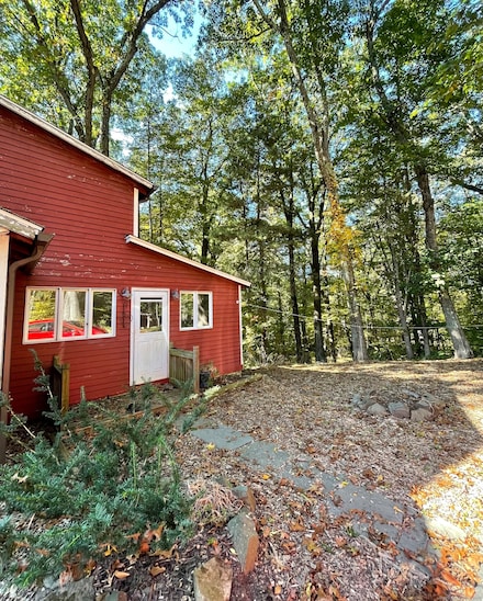 1142 Sperry Rd, Cheshire, CT 06410