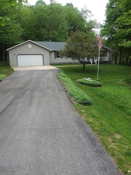 5076 Torreyhill Cir, Elmira, MI 49730
