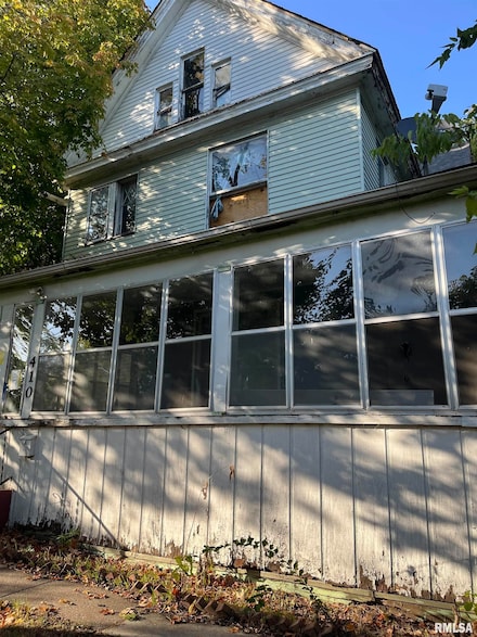 410 W 8th St, Davenport, IA 52803