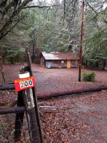 208 Hogue Dr, Selma, OR 97538