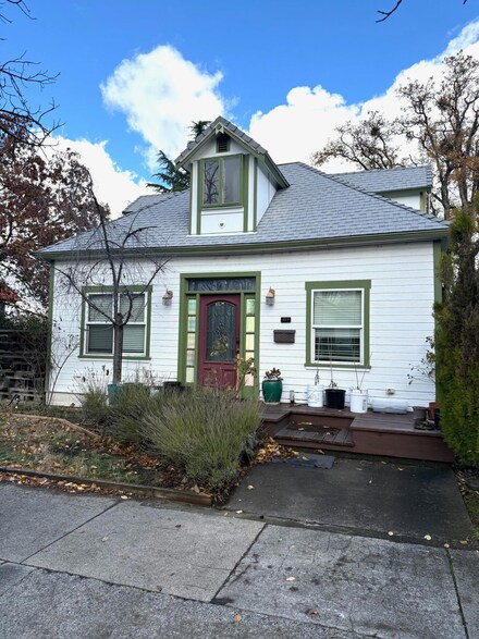 329 S Grape St, Medford, OR 97501