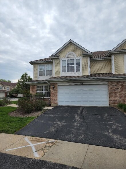 664 Yorkshire Ln, Pingree Grove, IL 60140