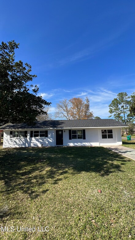 5713 Clinton St, Moss Point, MS 39563