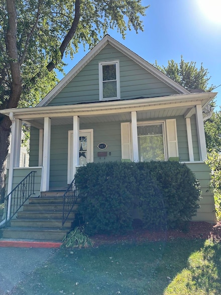 913 69th St, Kenosha, WI 53143