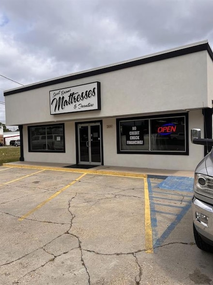209 E Judge Perez Dr, Chalmette, LA 70043