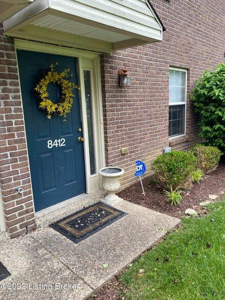 8412 Grand Trevi Dr, Louisville, KY 40228