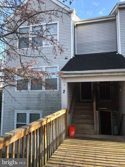 2 Deer Run Ct, Halethorpe, MD 21227