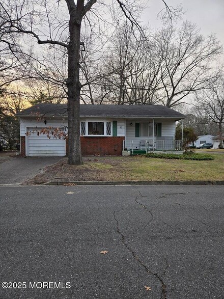 2 California Dr, Whiting, NJ 08759