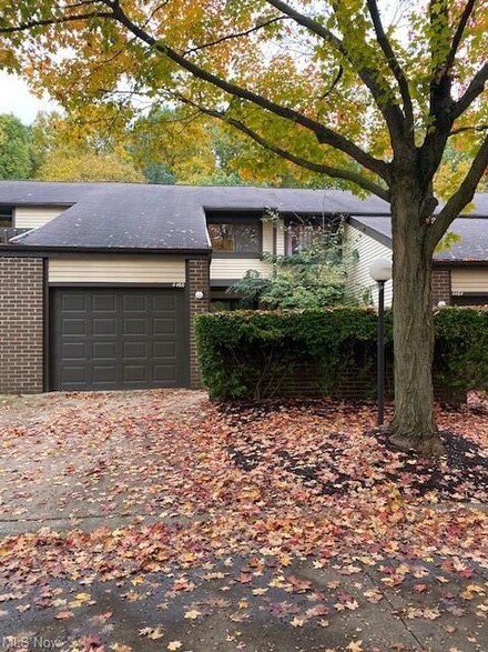 4466 Donna Dr Unit 322, Cleveland, OH 44143