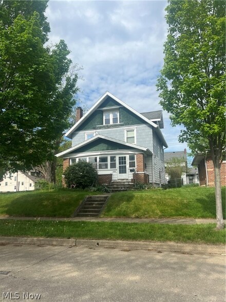 1764 Glenmount Ave, Akron, OH 44301