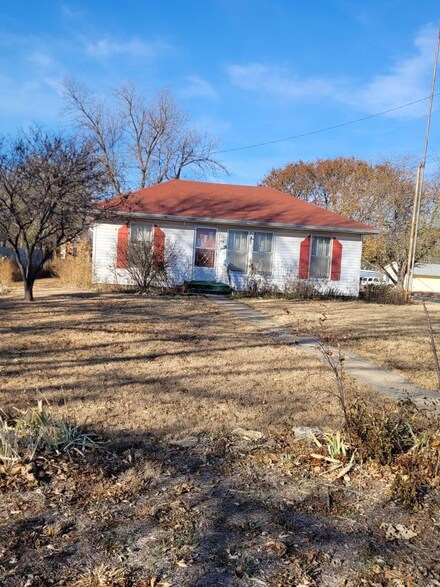 512 N 2nd St, Lincoln, KS 67455