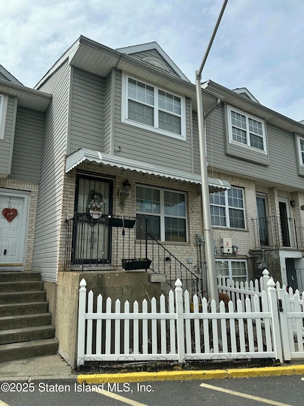 228 Skyline Dr, Staten Island, NY 10304