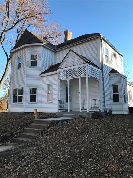 624 N 2nd St, Atchison, KS 66002