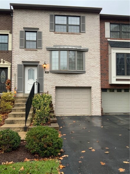 766 Windvue Dr, Pittsburgh, PA 15205